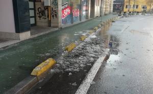 Foto: Radiosarajevo.ba / Sarajlije, oprez! Ako šetate gradom, ledenice padaju s krovova...